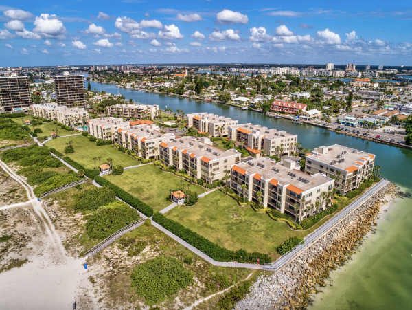 Luxurious Bayfront Condo Steps to beach